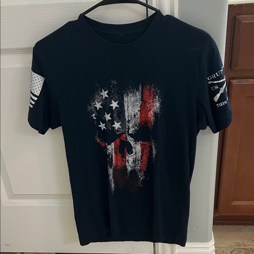 Men’s navy grunt style T-Shirt with American Flag Skull Design small